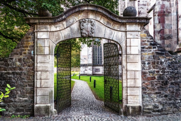 Choosing Secure Gates & Doors: A Guide