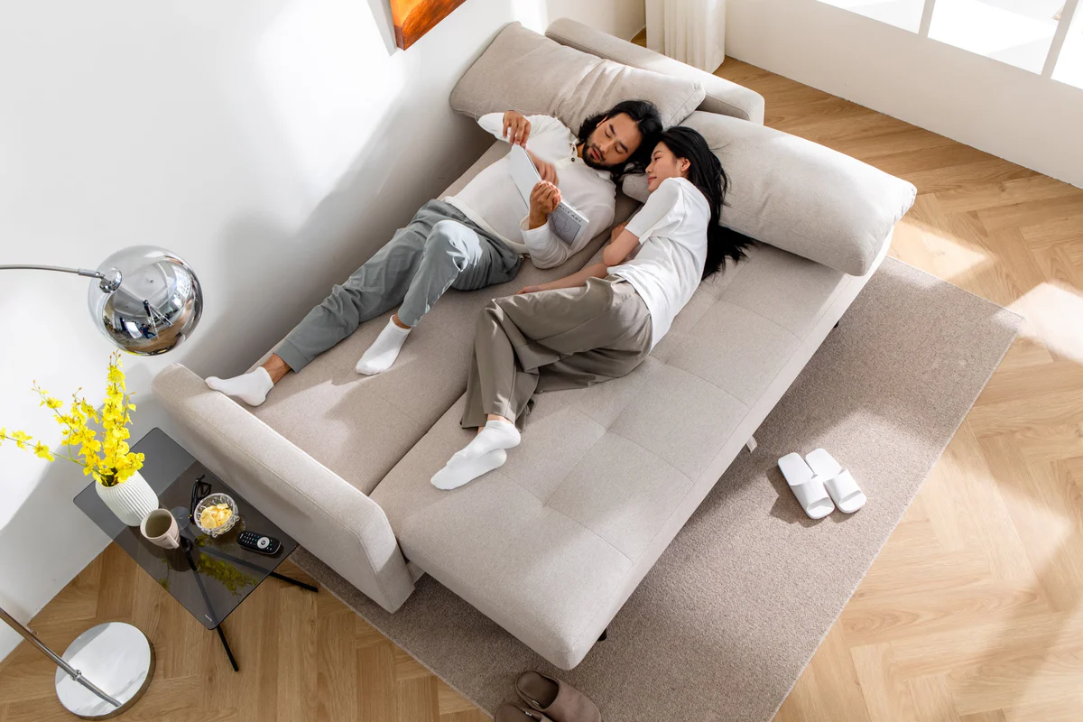 A Living Room Surface That Extends Into a Night Rest Without an Extra Room