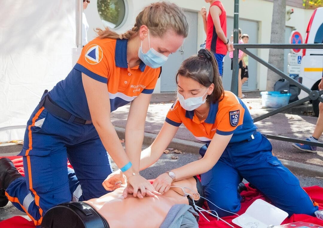 Understanding the Impact of First Aid Knowledge in Crisis Situations