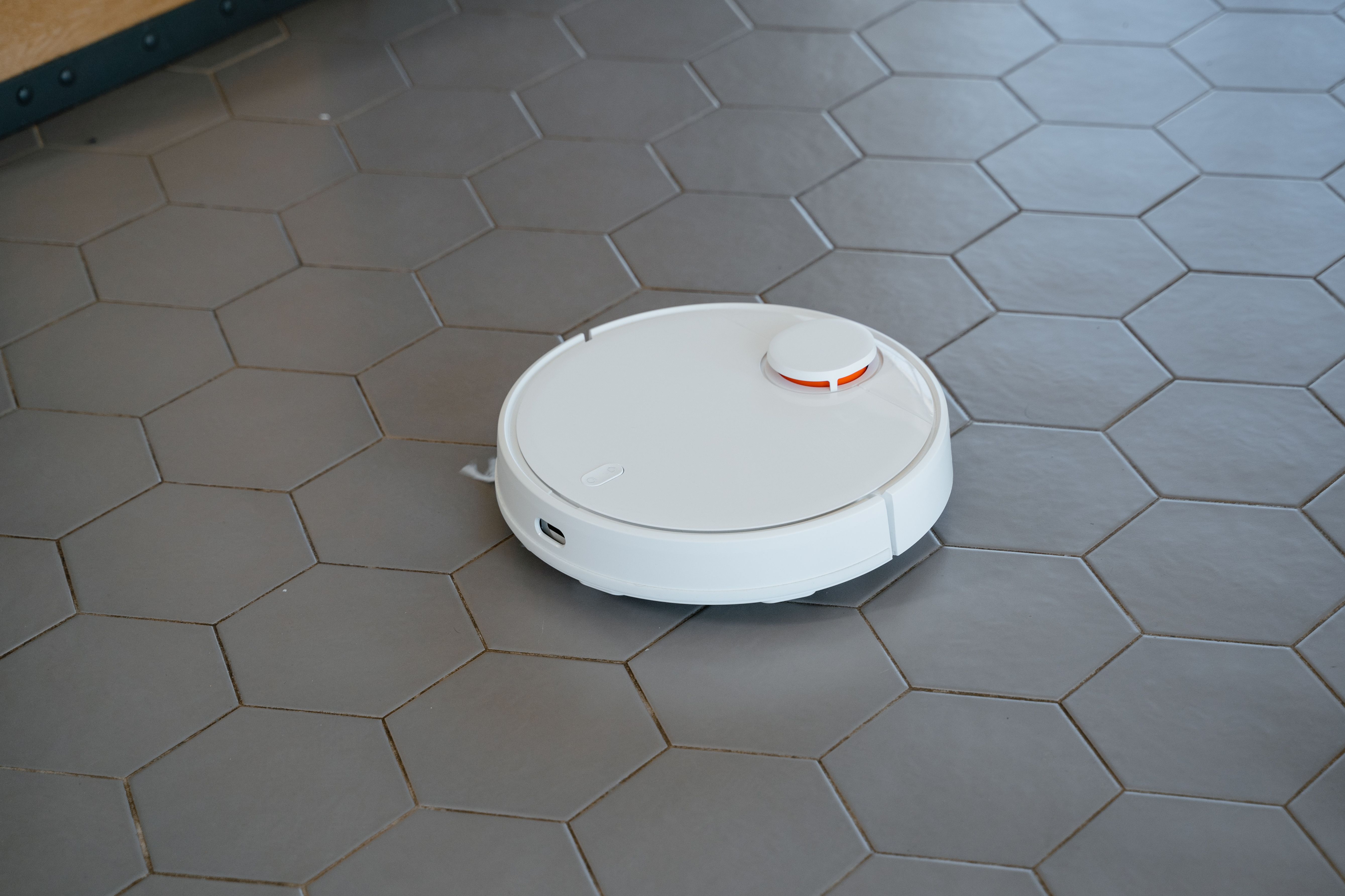 Robot Vacuums vs Professional Cleaning: What the Technology Actually Does and Doesn’t Replace